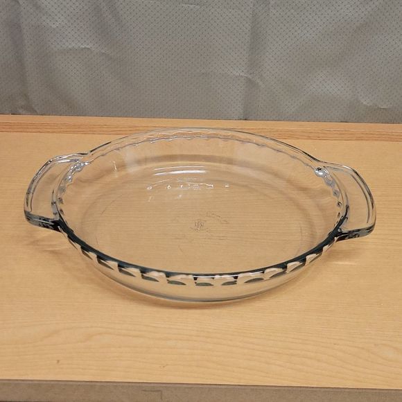 Anchor Hocking Other - Anchor Hocking 9 inch clear scalloped pie plate